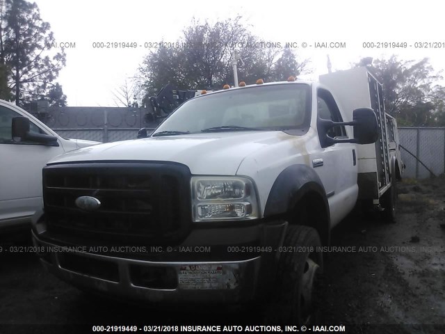 1FDAF57P97EA65716 - 2007 FORD F550 SUPER DUTY WHITE photo 2