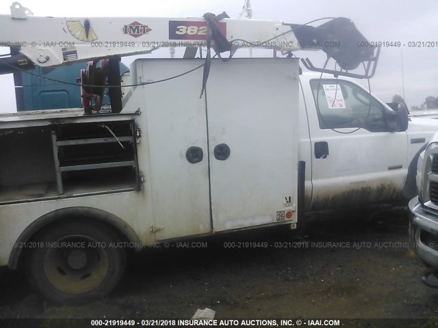 1FDAF57P97EA65716 - 2007 FORD F550 SUPER DUTY WHITE photo 4