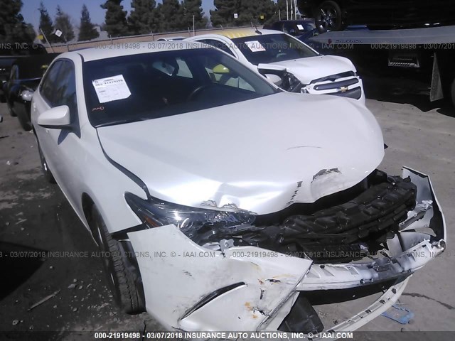 4T1BF1FK3FU036638 - 2015 TOYOTA CAMRY LE/XLE/SE/XSE WHITE photo 1