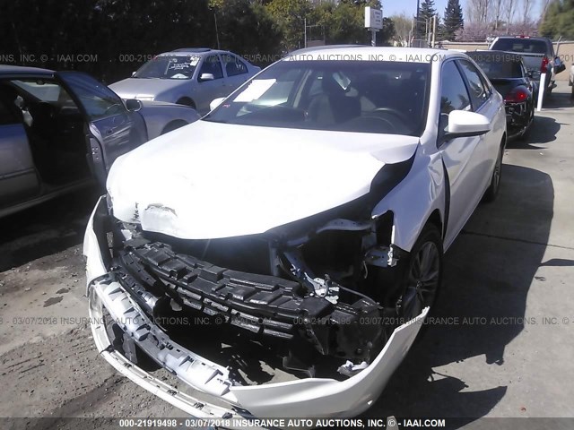 4T1BF1FK3FU036638 - 2015 TOYOTA CAMRY LE/XLE/SE/XSE WHITE photo 2