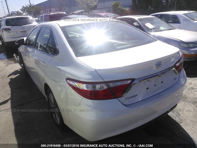4T1BF1FK3FU036638 - 2015 TOYOTA CAMRY LE/XLE/SE/XSE WHITE photo 3