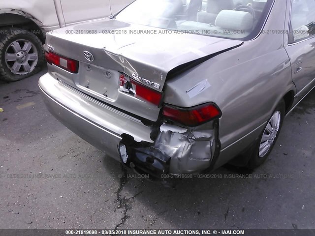 JT2BG22K8W0131774 - 1998 TOYOTA CAMRY CE/LE/XLE BROWN photo 6