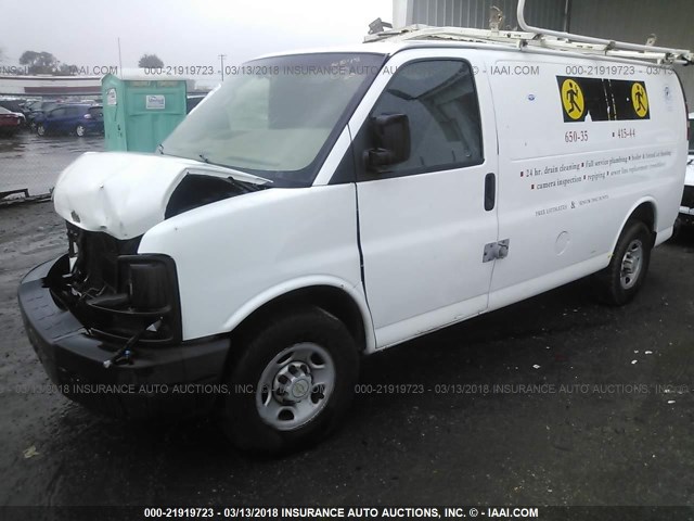 1GCGG25C181157079 - 2008 CHEVROLET EXPRESS G2500  WHITE photo 2