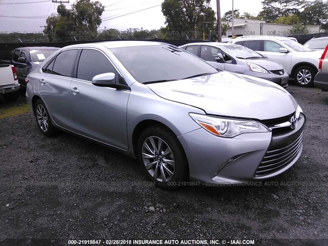 4T1BF1FK8HU355908 - 2017 TOYOTA CAMRY LE/XLE/SE/XSE 银色 照片 1