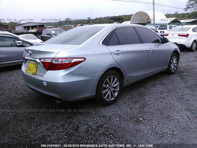 4T1BF1FK8HU355908 - 2017 TOYOTA CAMRY LE/XLE/SE/XSE 银色 照片 4