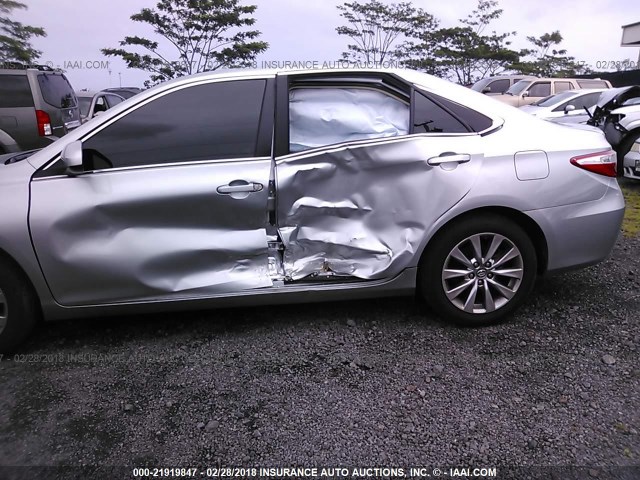 4T1BF1FK8HU355908 - 2017 TOYOTA CAMRY LE/XLE/SE/XSE 银色 照片 6