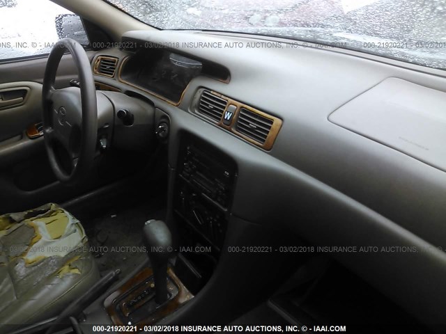 JT2BG22K2W0117451 - 1998 TOYOTA CAMRY CE/LE/XLE 绿色 照片 5