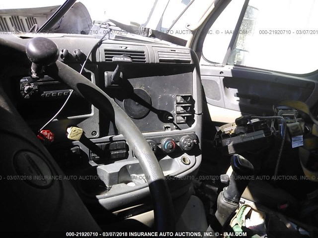 1FUJGLBG5BSAX0611 - 2011 FREIGHTLINER CASCADIA 125  WHITE photo 5