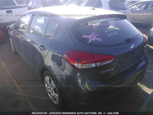 KNAFK5A88G5648685 - 2016 KIA FORTE LX GRAY photo 3