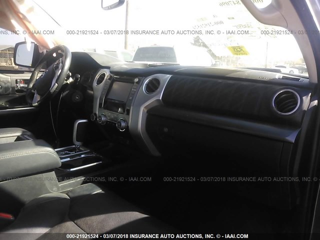 5TFAW5F14EX391636 - 2014 TOYOTA TUNDRA CREWMAX PLATINUM Grau Foto 5