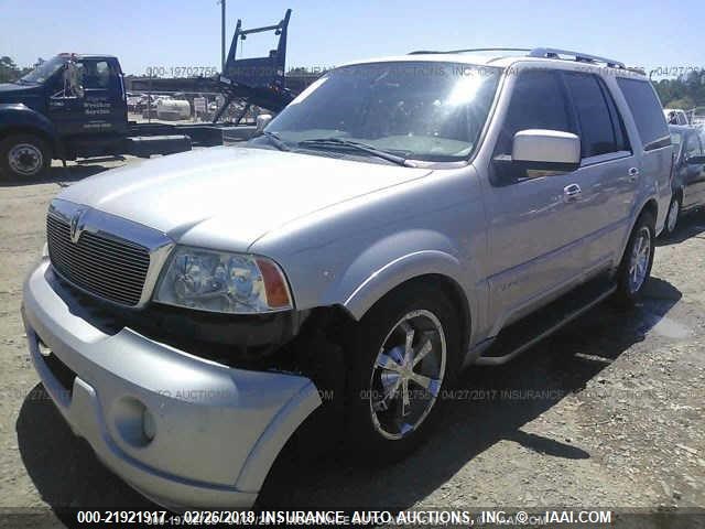 5LMFU28RX4LJ31138 - 2004 LINCOLN NAVIGATOR SILVER photo 2