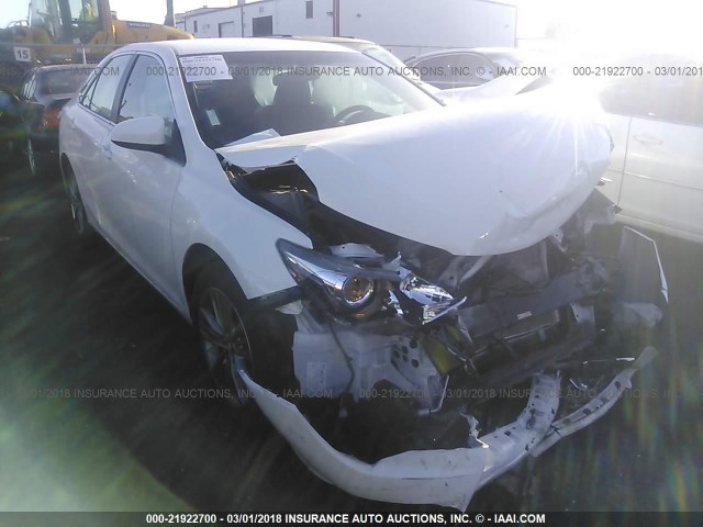 4T1BF1FK4FU038575 - 2015 TOYOTA CAMRY LE/XLE/SE/XSE თეთრი ფოტო 1