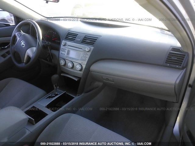 4T1BF3EKXBU143838 - 2011 TOYOTA CAMRY SE/LE/XLE SILVER photo 5