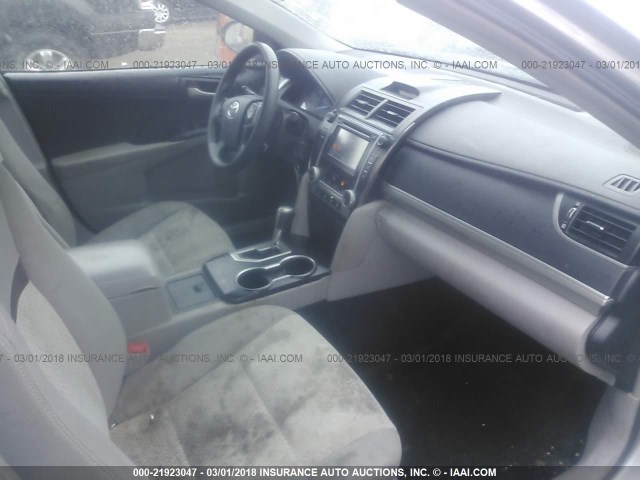 4T4BF1FK6ER338770 - 2014 TOYOTA CAMRY L/SE/LE/XLE SILVER photo 5