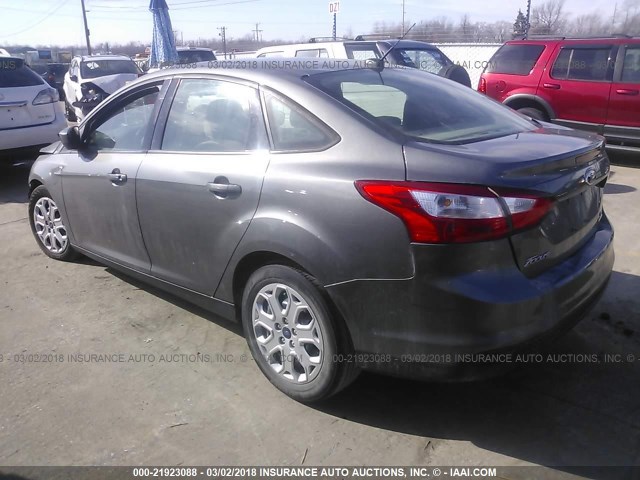 1FAHP3F29CL476541 - 2012 FORD FOCUS SE GRAY photo 3