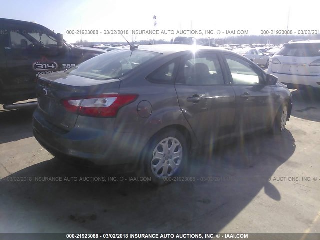 1FAHP3F29CL476541 - 2012 FORD FOCUS SE GRAY photo 4