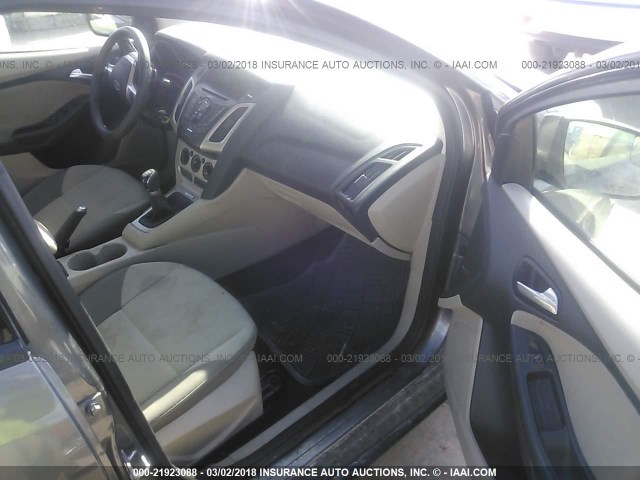 1FAHP3F29CL476541 - 2012 FORD FOCUS SE GRAY photo 5