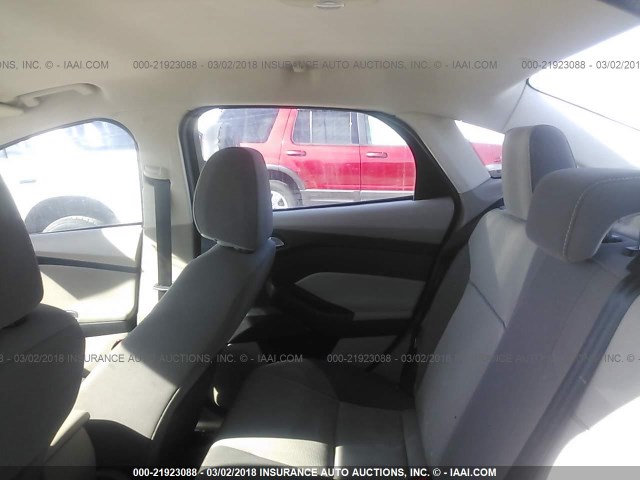 1FAHP3F29CL476541 - 2012 FORD FOCUS SE 灰色 照片 8