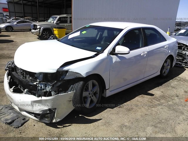 4T1BF1FK4CU163765 - 2012 TOYOTA CAMRY SE/LE/XLE WHITE photo 2
