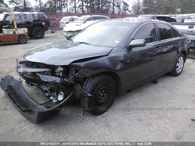 4T1BF3EK2BU217088 - 2011 TOYOTA CAMRY SE/LE/XLE GRAY photo 2