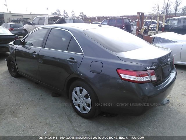 4T1BF3EK2BU217088 - 2011 TOYOTA CAMRY SE/LE/XLE GRAY photo 3