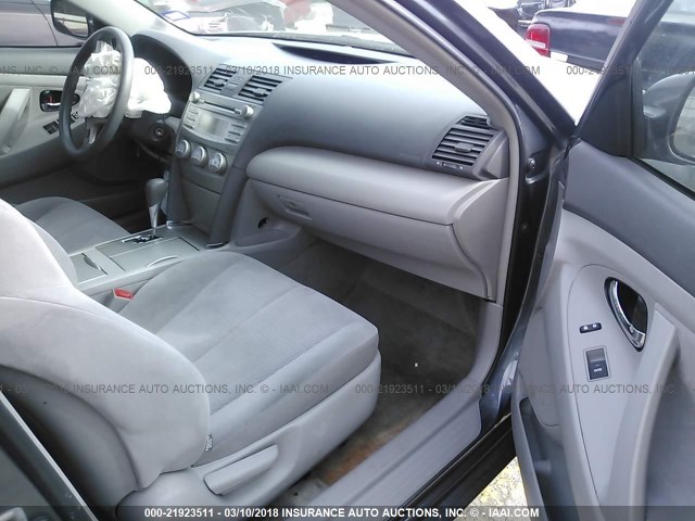 4T1BF3EK2BU217088 - 2011 TOYOTA CAMRY SE/LE/XLE GRAY photo 5