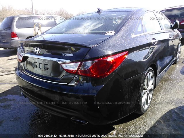 5NPEC4AC3EH813212 - 2014 HYUNDAI SONATA SE/LIMITED BLACK photo 4