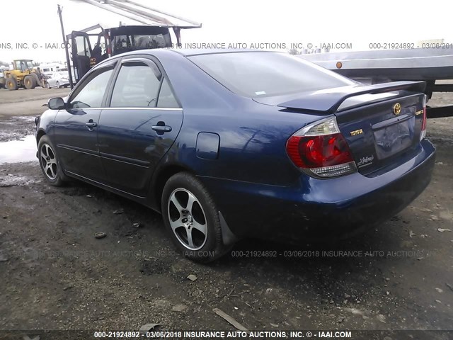 JTDBE32K353031128 - 2005 TOYOTA CAMRY LE/XLE/SE ლურჯი ფოტო 3
