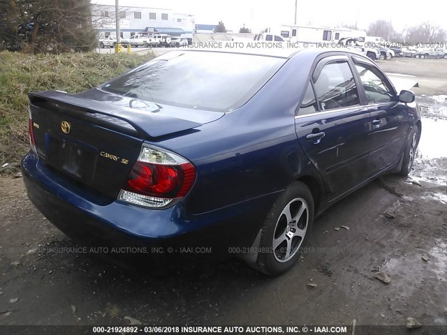 JTDBE32K353031128 - 2005 TOYOTA CAMRY LE/XLE/SE ლურჯი ფოტო 4