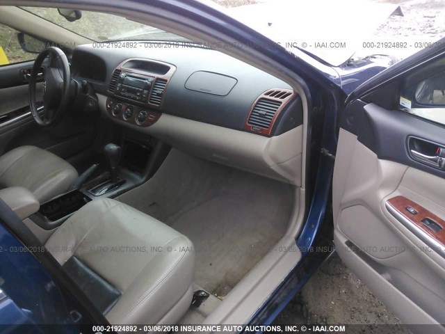 JTDBE32K353031128 - 2005 TOYOTA CAMRY LE/XLE/SE ლურჯი ფოტო 5