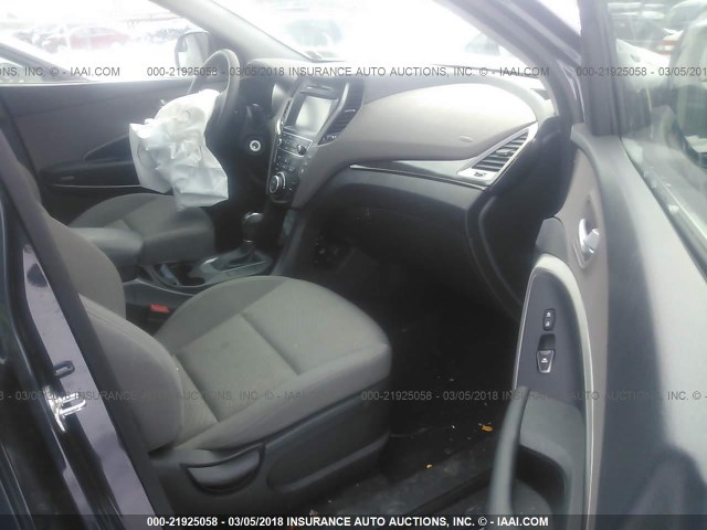 KM8SMDHF4HU192049 - 2017 HYUNDAI SANTA FE SE GRAY photo 5