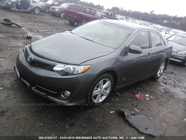 4T1BF1FK3EU412642 - 2014 TOYOTA CAMRY L/SE/LE/XLE 灰色 照片 2