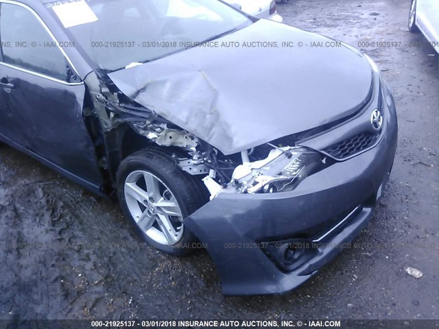 4T1BF1FK3EU412642 - 2014 TOYOTA CAMRY L/SE/LE/XLE 灰色 照片 6