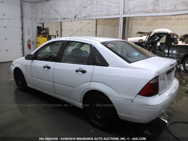 1FAFP34N35W283887 - 2005 FORD FOCUS ZX4 WHITE photo 3