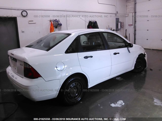 1FAFP34N35W283887 - 2005 FORD FOCUS ZX4 WHITE photo 4