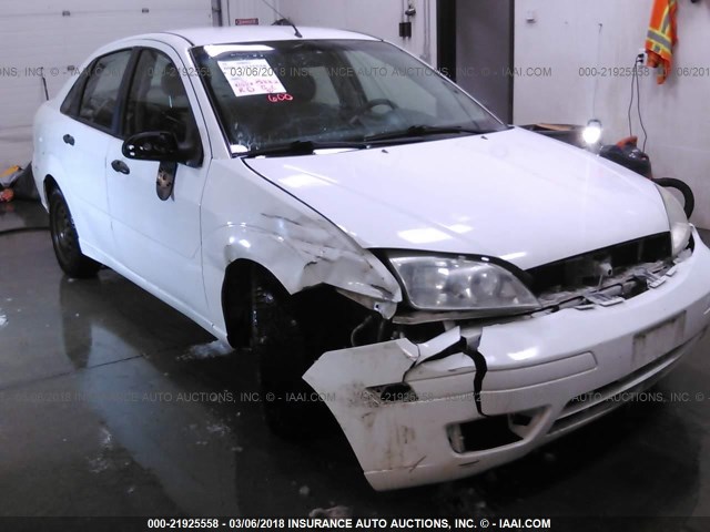 1FAFP34N35W283887 - 2005 FORD FOCUS ZX4 WHITE photo 6