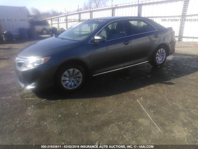 4T1BF1FK1CU131100 - 2012 TOYOTA CAMRY SE/LE/XLE Серый фото 2