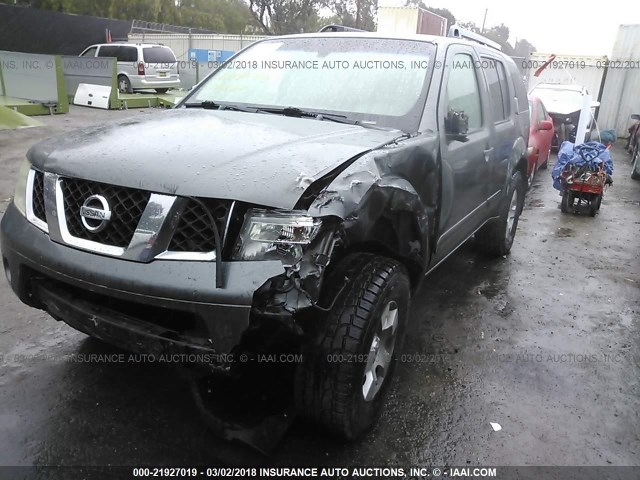 5N1AR18W75C708594 - 2005 NISSAN PATHFINDER LE/SE/XE GRAY photo 2