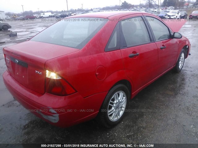 1FAFP34N56W135905 - 2006 FORD FOCUS ZX4 RED photo 4