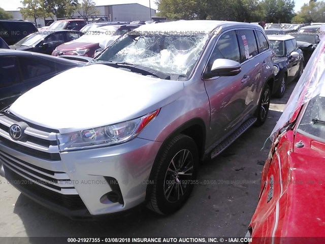 5TDZARFH9JS033440 - 2018 TOYOTA HIGHLANDER LE SILVER photo 2