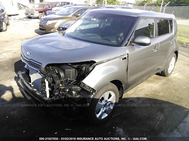 KNDJN2A20H7503676 - 2017 KIA SOUL GRAY photo 2