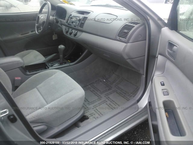 4T1BE32K03U643368 - 2003 TOYOTA CAMRY LE/XLE/SE SILVER photo 5