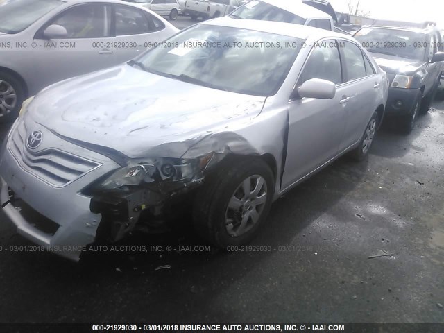 4T4BF3EKXAR056459 - 2010 TOYOTA CAMRY SE/LE/XLE SILVER photo 2