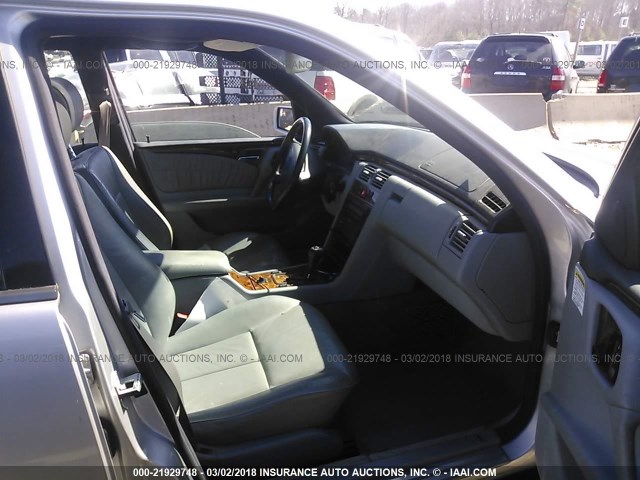 WDBJH65F7XA763150 - 1999 MERCEDES-BENZ E 320 ვერცხლისფერი ფოტო 5