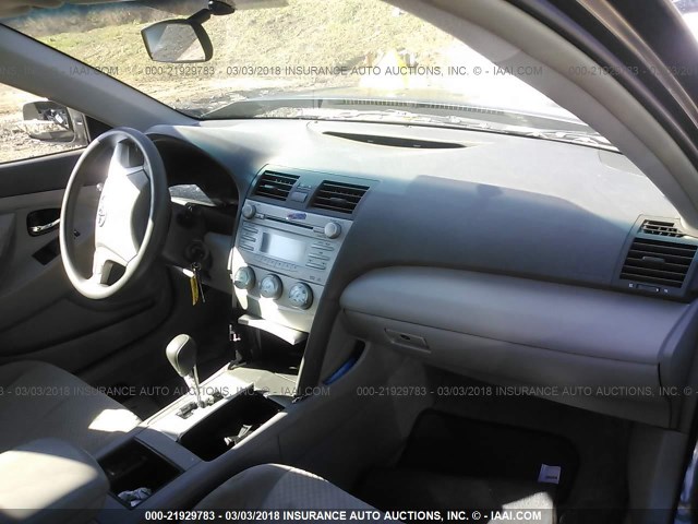 4T4BE46K09R082247 - 2009 TOYOTA CAMRY SE/LE/XLE Серый фото 5