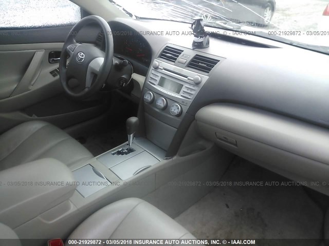 4T1BF3EK8AU580218 - 2010 TOYOTA CAMRY SE/LE/XLE Ақ фото 5