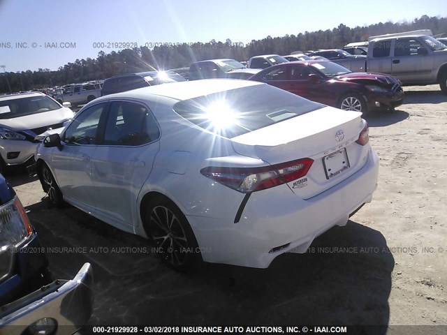 4T1B11HK7JU575512 - 2018 TOYOTA CAMRY L/LE/XLE/SE/XSE WHITE photo 3