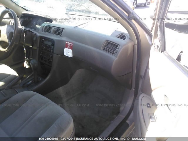 4T1BG22K0YU664085 - 2000 TOYOTA CAMRY CE/LE/XLE 棕色 照片 5