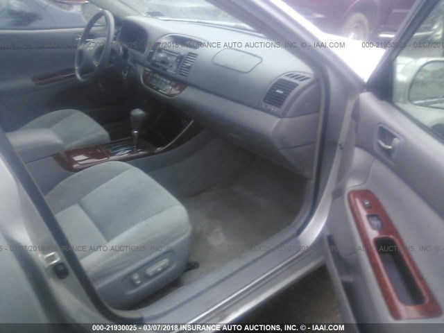 4T1BE32K34U366412 - 2004 TOYOTA CAMRY LE/XLE/SE ვერცხლისფერი ფოტო 5