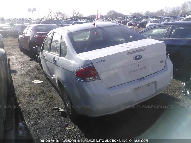 1FAHP35N38W298398 - 2008 FORD FOCUS SE/SEL/SES WHITE photo 3